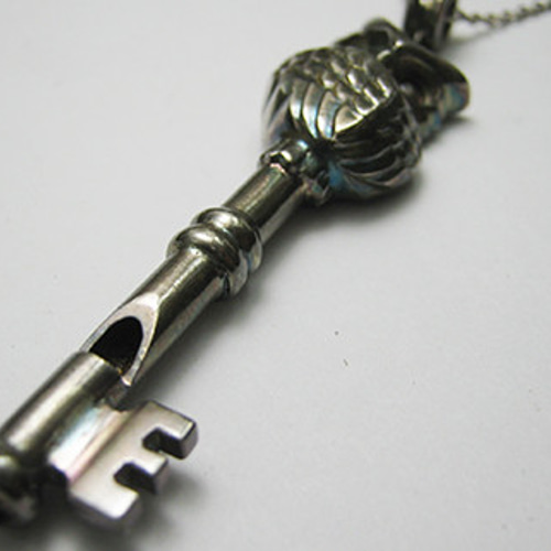 よし　新品　幸せの呼子笛　ふくろう　宝飾ホイッスルペンダント　銀のふくろう 幸せの呼子笛 宝飾ホイッスルペンダント —銀のふくろう—：I・E・I