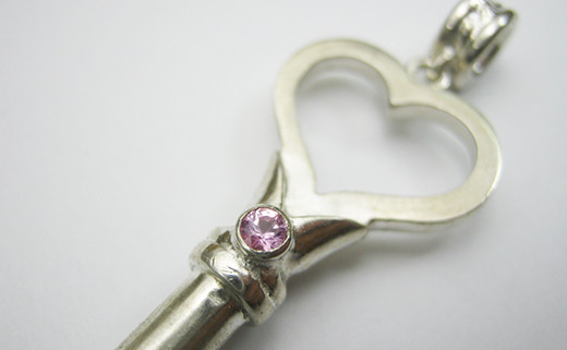 銀の笛 　ハートの鍵の笛　シルバーペンダント　ホイッスル　heart　whistle key ピンクサファイア