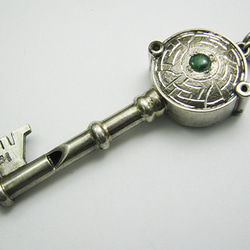 時計の銀の笛 シルバーペンダント ホイッスル 翡翠 カギ whistle Watch 【Locke & Key】 1枚目の画像