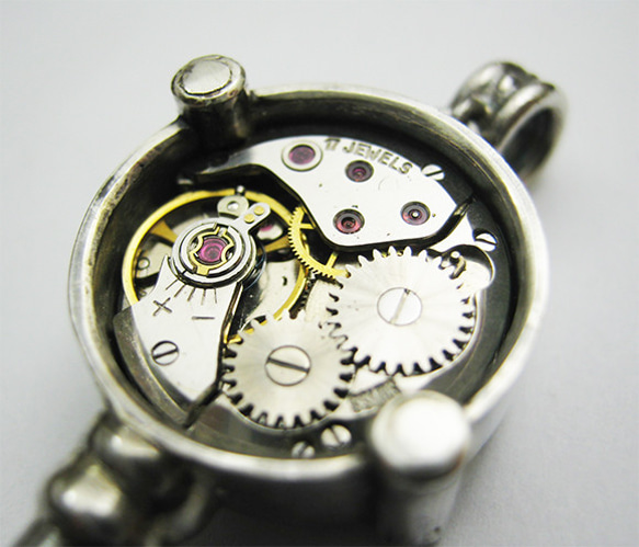 時計の銀の笛 シルバーペンダント ホイッスル 翡翠 カギ whistle Watch 【Locke & Key】 2枚目の画像