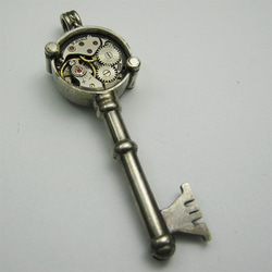 時計の銀の笛 シルバーペンダント ホイッスル 翡翠 カギ whistle Watch 【Locke & Key】 3枚目の画像