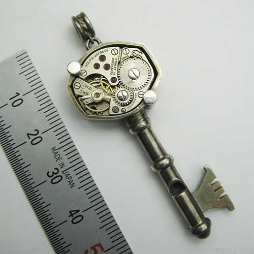 ホイッスルシルバー 時計の銀の笛 シルバーペンダント ホイッスル MEPA カギ whistle