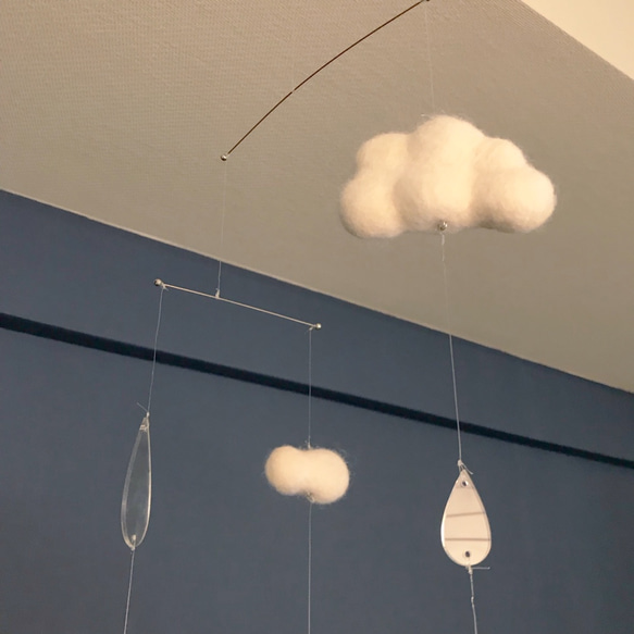 羊毛フェルトとアクリルのモビール『雲と雨』 2枚目の画像