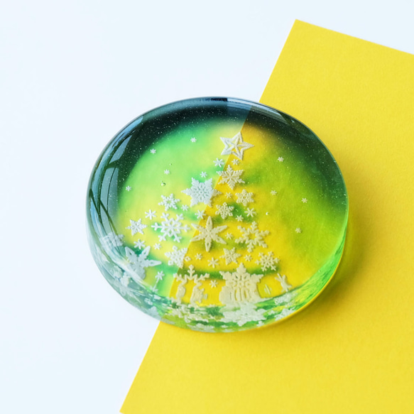 【数量限定】雪の結晶クリスマスツリー　ガラス製ペーパーウェイト　グリーン　専用スタンド付き 1枚目の画像