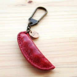 エンドウ豆のキーホルダー（赤／ブタ革） 1枚目の画像