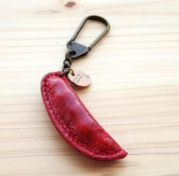 エンドウ豆のキーホルダー（赤／ブタ革） 1枚目の画像