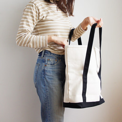 BEND TOTE BAG（キナリ×ブラック） 10枚目の画像