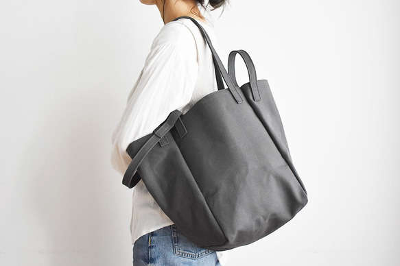 DROP SHOULDER TOTE BAG（チャコール/グレー） 1枚目の画像