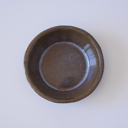 深さがある丸い小皿（豆皿）赤土×乳濁灰釉 2枚目の画像