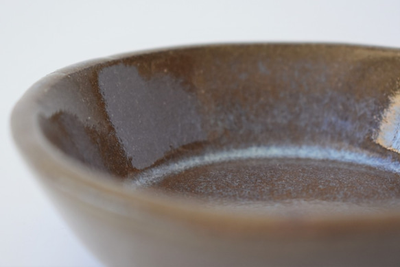 深さがある丸い小皿（豆皿）赤土×乳濁灰釉 5枚目の画像