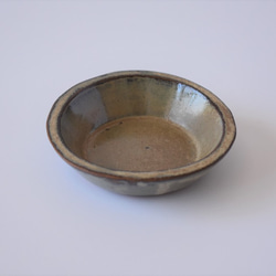 深さがある丸い小皿（豆皿）赤土×白鼠結晶釉 1枚目の画像