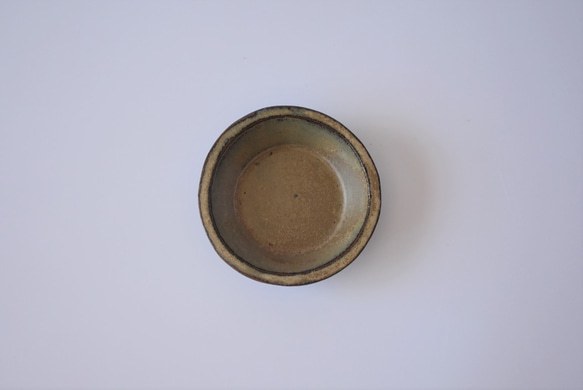 深さがある丸い小皿（豆皿）赤土×白鼠結晶釉 2枚目の画像