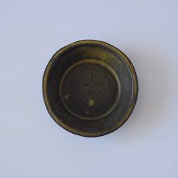 深さがある丸い小皿（豆皿）赤土×黄鉄釉 2枚目の画像