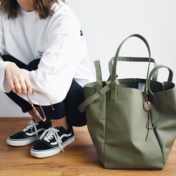 DROP SHOULDER TOTE BAG（オリーブ / カーキ） 2枚目の画像