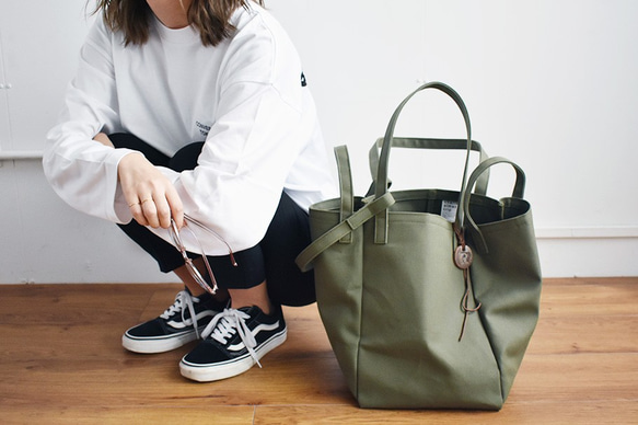 DROP SHOULDER TOTE BAG（オリーブ / カーキ） 2枚目の画像