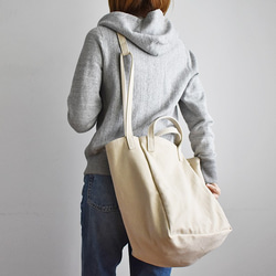 DROP SHOULDER TOTE BAG (アイボリー / バイオウォッシュ加工) 4枚目の画像