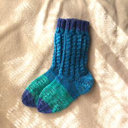 手編みあったカラフル靴下(横幅少し大き目) 〜ブルー&グリーン〜 2枚目の画像