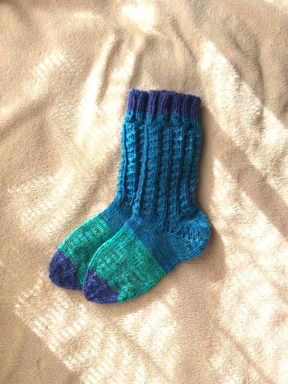 手編みあったカラフル靴下(横幅少し大き目) 〜ブルー&グリーン〜 2枚目の画像
