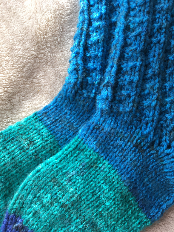 手編みあったカラフル靴下(横幅少し大き目) 〜ブルー&グリーン〜 3枚目の画像