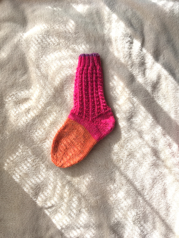 手編みあったカラフル靴下(甲の幅ゆったり目) 〜ドラゴンフルーツアンドオレンジ〜 1枚目の画像