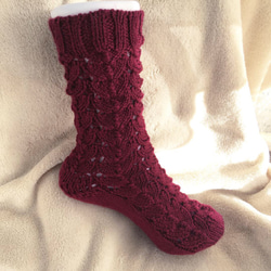 手編み靴下✴︎透し模様〜えんじ色〜 3枚目の画像