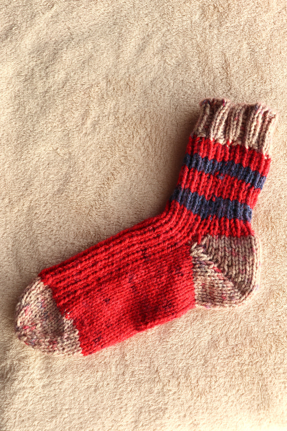 手編み靴下（５）赤 手編みの編み込み模様の靴下23.5〜24.5cm（赤系＋白） 手編み靴下（