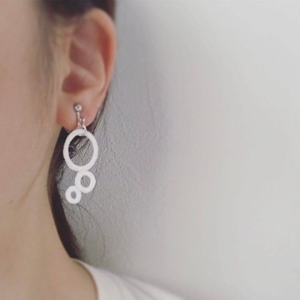 "Bubbles" White Non pierced ear clips 第8張的照片