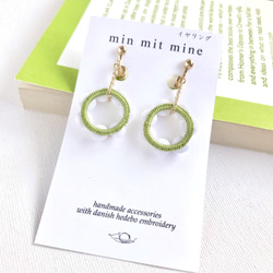 "Tambourine" Avocado green/Ecru Non pierced ear clips 第1張的照片