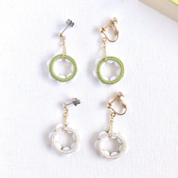 "Tambourine" Avocado green/Ecru Non pierced ear clips 第2張的照片