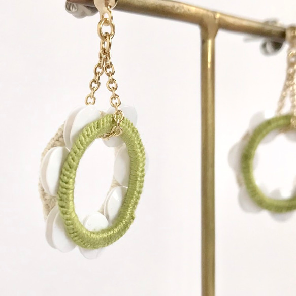 "Tambourine" Avocado green/Ecru Non pierced ear clips 第3張的照片