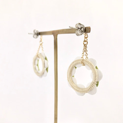 "Tambourine" Avocado green/Ecru Non pierced ear clips 第4張的照片