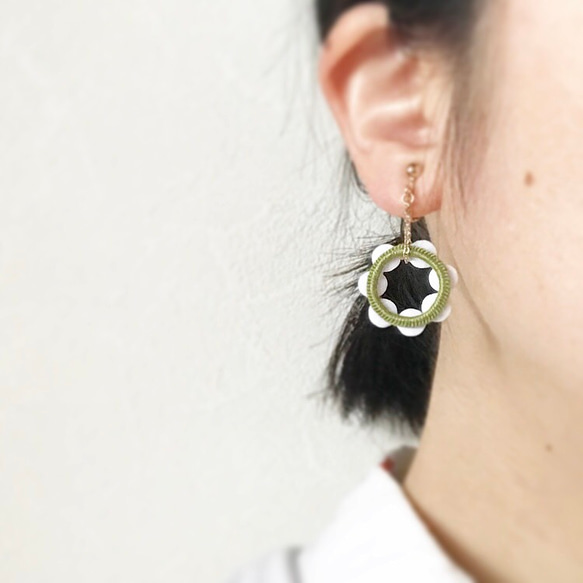 "Tambourine" Avocado green/Ecru Non pierced ear clips 第5張的照片