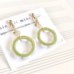 "Tambourine" Avocado green/Ecru Non pierced ear clips 第9張的照片