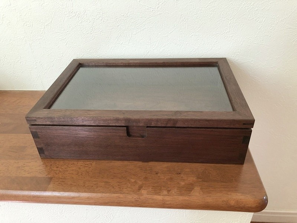 ウォールナットのシンプルジュエリーボックス　無垢　ガラス　ジュエリー 1枚目の画像