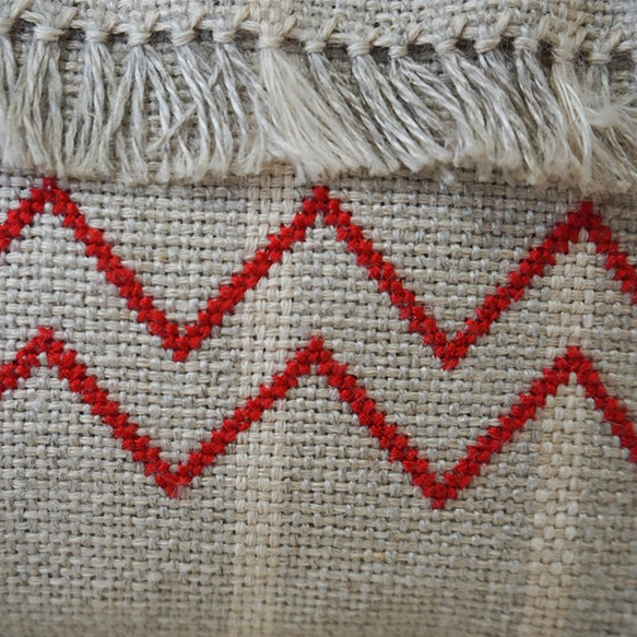 地織り麻布　がま口財布　手織り手刺繍手紡ぎ糸　山とネイティブ柄　保存袋付き　生成り 3枚目の画像