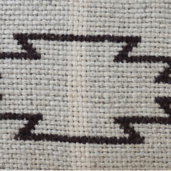 地織り麻布　がま口財布　手織り手刺繍手紡ぎ糸　山とネイティブ柄　保存袋付き　生成り 4枚目の画像