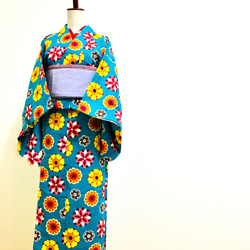 【鮮やかなブルーのファブリック着物】水色×花柄 Mサイズ 2枚目の画像