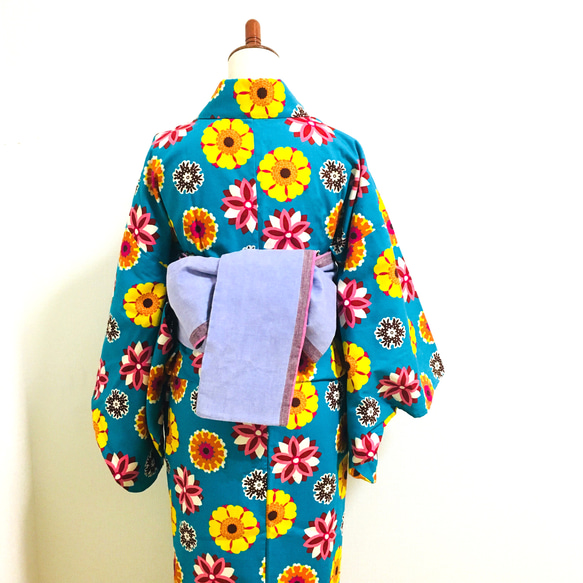 【鮮やかなブルーのファブリック着物】水色×花柄 Mサイズ 3枚目の画像