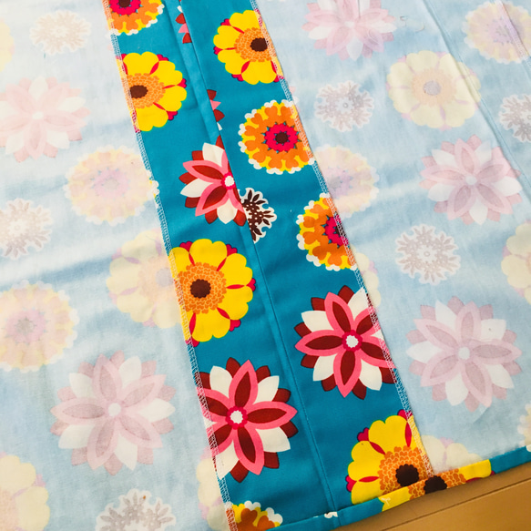 【鮮やかなブルーのファブリック着物】水色×花柄 Mサイズ 9枚目の画像