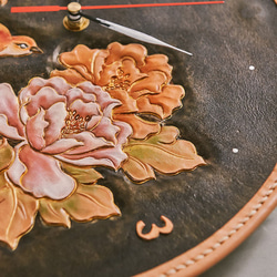 ユニークな純粋な革手作りの革の彫刻の時計 - 直径29センチメートル 2枚目の画像