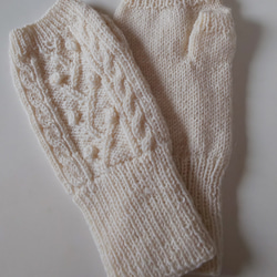 手編みのハンドウォーマー(アラン、ナチュラル) 2枚目の画像