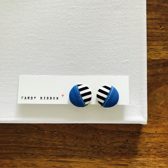 C.R+ button earring (blue) 1枚目の画像