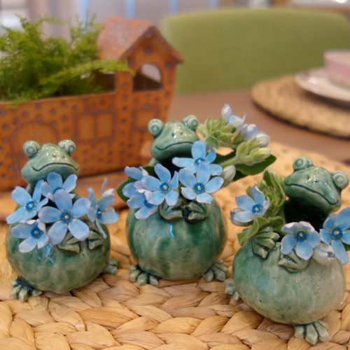 緑色の人形彫刻付き花瓶 再販）花を抱えている蛙ミニ花瓶 一輪挿し・花瓶・花器 水野 育美 通販