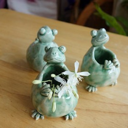 （再販）花を抱えている蛙ミニ花瓶 4枚目の画像