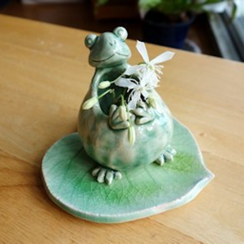 再販）花を抱えている蛙ミニ花瓶 一輪挿し・花瓶・花器 水野 育美 通販