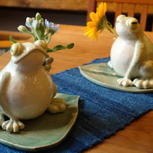 大きな蛙が花を抱えている花瓶 一輪挿し・花瓶・花器 水野 育美 通販