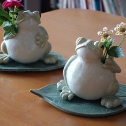 大きな蛙が花を抱えている花瓶 2枚目の画像
