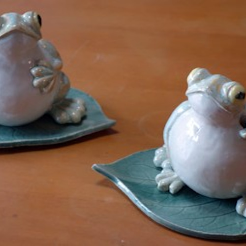 大きな蛙が花を抱えている花瓶 一輪挿し・花瓶・花器 水野 育美 通販