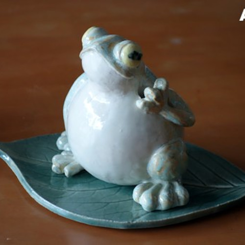大きな蛙が花を抱えている花瓶 一輪挿し・花瓶・花器 水野 育美 通販