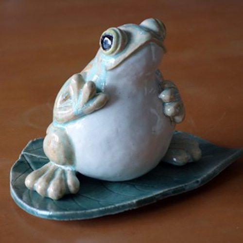 大きな蛙が花を抱えている花瓶 一輪挿し・花瓶・花器 水野 育美 通販